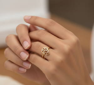 Anillo de Compromiso de Oro Abstracto con Diseño Hueco Inspirado en Diseñadores de Lujo - Product Image 3