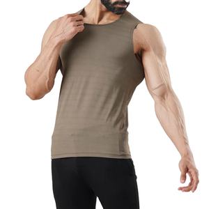 Débardeur de gymnastique personnalisé pour hommes, coupe ajustée, respirant, séchage rapide, musculation, vêtements de fitness OEM pour l'entraînement et le sport - Product Image 3