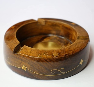 Elegante Cenicero náutico de madera y latón hecho a mano con acabado brillante perfecto para regalar y decoración temática marítima - Product Image 5