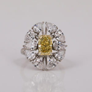 แหวนหมั้นเพชรทรงดอกไม้สีเหลืองเจียระไนแบบเรเดียนท์คัท เพชรสร้างในห้องปฏิบัติการ รับรองโดย IGI ทองคำแท้ 14 กะรัต ดีไซน์คลาสสิกแบบฝังเพชรหรูหรา - Product Image 1