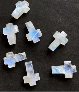 Blanc arc-en-ciel pierre de lune croix forme sculpture sculpté à la main croix forme pierre précieuse arc-en-ciel pierre de lune fabrication de bijoux - Product Image 2