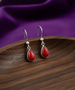 Boucles d'oreilles pendantes en argent sterling 925 plaqué or avec pierre d'onyx rouge en forme de larme, style indien |   Bijoux indiens faits à la main en gros pour l'exportation - Product Image 2