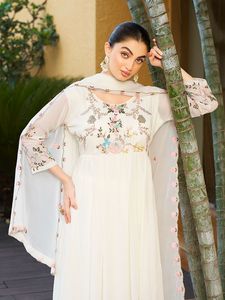 Vestido Anarkali de diseñador elegante de calidad superior en telas ricas para uso festivo, cenas de recepción y grandes celebraciones a la venta - Product Image 4