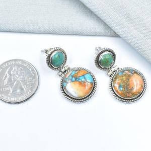 ต่างหูเงินแท้ประดับมุกหอยมุกสีฟ้าอมเขียว งานแฮนด์เมด ดีไซน์หรูหรา ไม่ซ้ำใคร เหมาะเป็นของขวัญสำหรับทุกเพศทุกวัยในงานแต่งงาน - Product Image 3