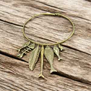 Pendientes de aro de latón bohemio con abalorio de pez dorado - Product Image 3