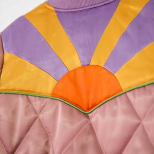 Veste en satin de luxe Sunrise Glow, tissu brillant de haute qualité, vêtement unisexe tendance, parfait pour les vêtements de sport et le port quotidien - Product Image 4