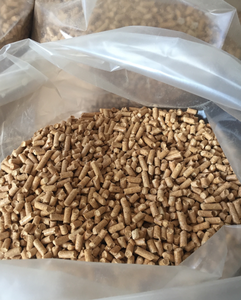 Granulés de bois en forme de briquettes, couleur beige, en sacs, approvisionnement en vrac, 0,7 % de cendres, 10 % d'humidité, densité 600-750 kg/m³ pour systèmes de chauffage - Product Image 1