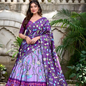 Lehenga en soie Tussar nouvellement conçu avec bordure de tissage Zari imprimée Patola pour un mariage festif et une fête Choli assorti - Product Image 1