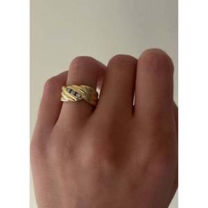 Bague vintage à trois diamants ronds - Product Image 2
