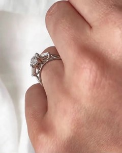 Anillo de compromiso de tres piedras de diamante de corte esmeralda de 6x8mm | Piedras laterales Baguette | Anillo de bodas de plata esterlina chapado en oro de 18 quilates - Product Image 5