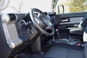 Toyota FJ Cruiser V6 2014 Usado, con Tracción en las Cuatro Ruedas, Diferencial Trasero Bloqueable, Mayormente sin Modificaciones - Product Image 4