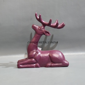 Figurine de renne de Noël prune profonde tendance avec un design moderne et raffiné pour des décorations saisonnières et de vacances élégantes - Product Image 3