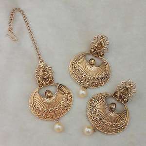 Boucles d'oreilles Kriaa Fine Cuff 1309520 Autrichien Pierre et Perle Goutte avec Maang Tikka - Product Image 1