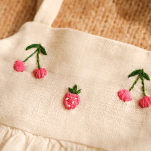 Vestido de lino suave bordado a mano para niñas, estilo informal para el primer cumpleaños de niños pequeños, OEM hecho en Vietnam - Product Image 2