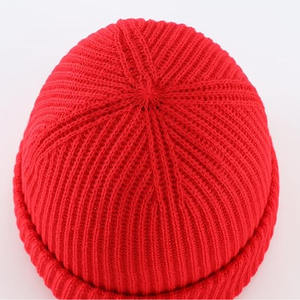 Bonnet d'hiver en tricot acrylique avec logo personnalisé pour femmes et hommes Bonnet en coton et cuir à revers avec impression de camouflage/points du logo tissé - Product Image 4