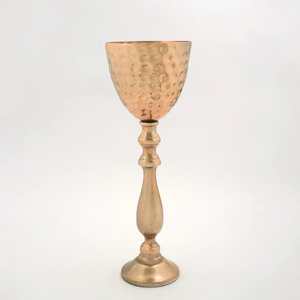 Les vases à fleurs en métal tendance sont merveilleusement adaptables, s'intégrant parfaitement au style moderne, rustique et industriel. - Product Image 1