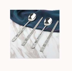 Moderno espejo de plata pulidoPersonalizar Logo Diseño en relieve Mango increíble Diseño de lujo real Cubiertos elegantes de acero inoxidable - Product Image 1