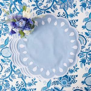 Sets de table en lin de qualité supérieure avec broderie florale, conçus pour des expériences culinaires raffinées et un style d'intérieur moderne. - Product Image 1