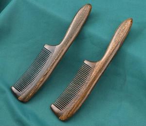 Peine de Madera Pulida Ecológico de Primera Calidad, Diseño Tradicional Hecho a Mano para Uso Doméstico - Product Image 1