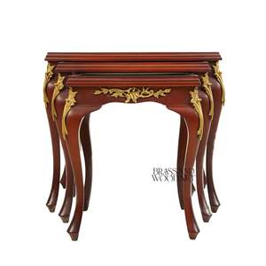 Ensemble de tables de service gigognes classiques en bois de luxe avec pieds français sculptés à la main et accents décoratifs dorés - Product Image 3