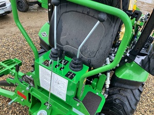 Caja de Cambios Usada en Buen Estado para Tractor Agrícola 1025R con Motor Cummins de 40 HP en Venta - Product Image 2