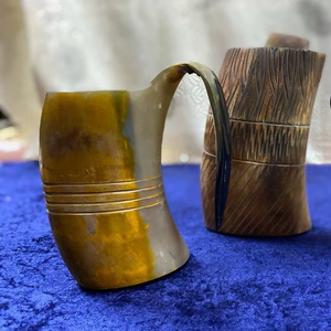 Jarra de Cuerno para Beber de Estilo Vikingo Hecha a Mano con Base de Madera, Artesanía Natural de Origen Ético para Beber Hidromiel o Cerveza - Product Image 1