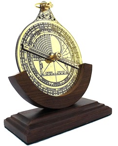 Astrolabe de collection, qualité supérieure, élégant, en laiton, avec support en bois, sculpture moderne, écologique, fait à la main, durable, décoration d'intérieur - Product Image 1
