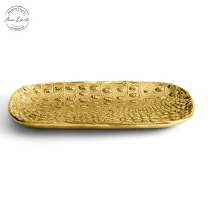 Plateau de service de luxe en métal fini or avec poignées annulaires élégantes, parfait pour la décoration de la table à manger, la cuisine et les cadeaux. - Product Image 5
