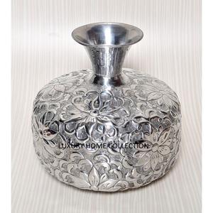 Design floral indien Vase en relief Matériau en aluminium Couleur argent Organisateur de stockage de fleurs créatif fait à la main au prix de gros - Product Image 1