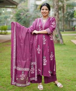 Tenue de bureau tendance Banarasi Yukata en tissu de coton et de soie, broderie florale élégante et détails en franges, haut palazzo dupatta - Product Image 4