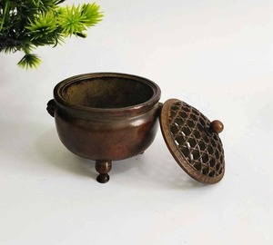 Quemador de incienso de latón antiguo con tapa ventilada Calidad de herencia para templos domésticos y zonas de meditación para uso religioso - Product Image 1