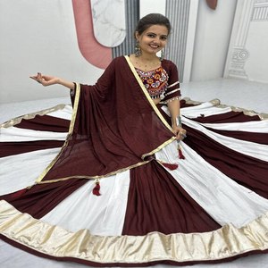 Trabajo Gamathi tradicional Lehenga Choli en algodón puro con lienzo acampanado de 6 metros Lehenga con algodón a juego Dupatta - Product Image 1