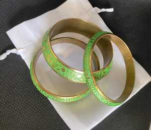 Brazalete de latón vintage con incrustaciones de malaquita verde - Product Image 1