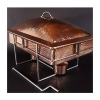 Réchaud en cuivre rustique avec ton vintage et courbes élégantes idéal pour les cérémonies traditionnelles ou les buffets festifs