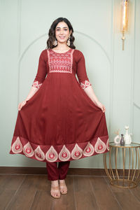 Ensemble Kurti floral imprimé pour femme de qualité supérieure trois pièces-tissu doux avec ensemble Dupatta et pantalon assorti - Product Image 4