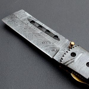 Cuchillo de bolsillo plegable de acero de Damasco personalizado más vendido, cuchillo de caza OEM hecho a mano con mango de cuerno - Product Image 4