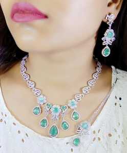 Ensemble de collier de bijoux en diamant anti-ternissement AD avec boucle d'oreille assortie Maang tikka pierre de forme carrée pour femmes et filles - Product Image 5