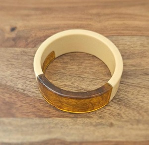 กำไลข้อมืออะคริลิคเรซินทันสมัยเครื่องประดับดีไซน์ย้อนยุคช่องกว้างไม่สม่ำเสมอสำหรับผู้หญิงจัดงานแต่งงานที่เป็นมิตรกับสิ่งแวดล้อม - Product Image 2