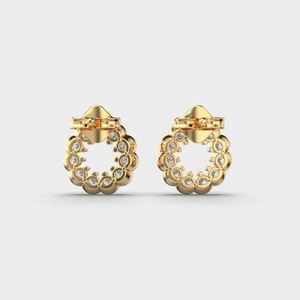 Boucles d'oreilles clous en or plaqué 18 carats pour femmes, motif floral avec halo de diamants CZ ronds |   Bijoux de mariage de luxe à bordure festonnée - Product Image 1