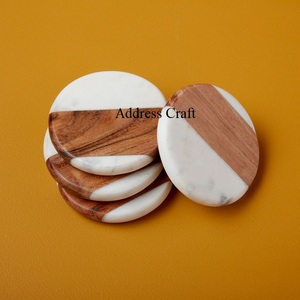 Dessous de verre personnalisés en bois et marbre Cadeaux de mariage Ensemble de sous-verres ronds personnalisés Pendaison de crémaillère Nouveau style Décor de table Dessous de verre pour boissons - Product Image 2