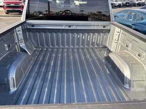 2024 1500 Custom Trail Boss Crew Cab 4WD R20 Sièges en cuir gauche Transmission automatique - Product Image 4