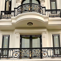 Élégant balcon en verre de luxe avec auvent: solutions de garde-corps parfaites pour les maisons modernes