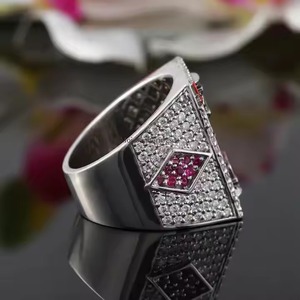 Bague hip hop en diamant personnalisée, bague ronde faite à la main avec réglage de halo pour la collection de bijoux de mariage et de mariée - Product Image 3