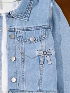 Veste en jean bleu clair pour femme avec broderie nœud, coupe décontractée, col montant, style urbain, tissu délavé, idéale pour le printemps - Product Image 4