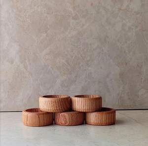 Elegante servilletero de madera natural para mesa de comedor fina con diseño sostenible hecho a mano ecológico - Product Image 4