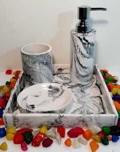 Ensemble d'accessoires de salle de bain en résine écologique de style traditionnel avec design imprimé 4 pièces couleur et taille personnalisables - Product Image 3