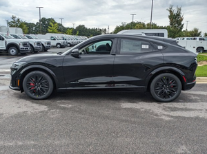 SUV de luxe d'occasion 2025 Mach-E Performance 4 portes avec autonomie NEDC de 501-600 km et batterie de 90-110 kWh - Product Image 2