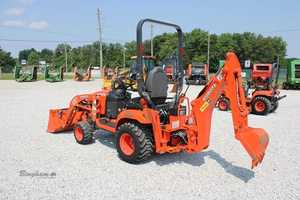 Tracteur Kubota BX23S d'occasion avec tondeuse, chargeur frontal et accessoires de pelle arrière - Product Image 4