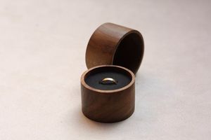 PSSIBLE HECHO A MANO NATURAL BODA CAJA DE ANILLO DE MADERA SÓLIDA Compromiso Nogal Madera Boda Pequeño Anillo único Titular Grabado - Product Image 3