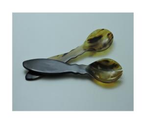 Vente en gros de couverts à salade en corne de buffle de qualité supérieure Lot de 2 cuillères de service d'ustensiles de cuisine de qualité supérieure pour les fêtes en provenance d'Inde - Product Image 1